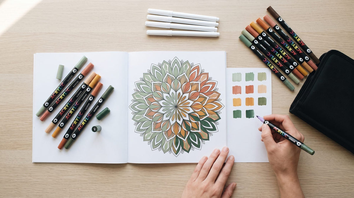 Mandala colorié aux feutres acryliques, avec des pastilles d'essai de couleurs et des feutres alignés sur une table en bois
