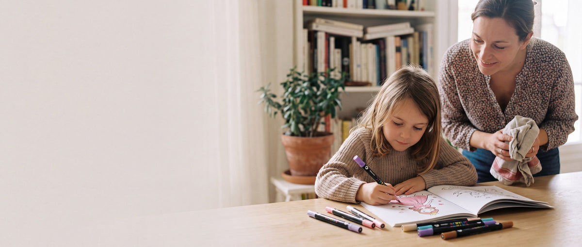 Une petite fille colorie une princesse avec un feutre OPALINE, sa mère la regarde par-dessus son épaule