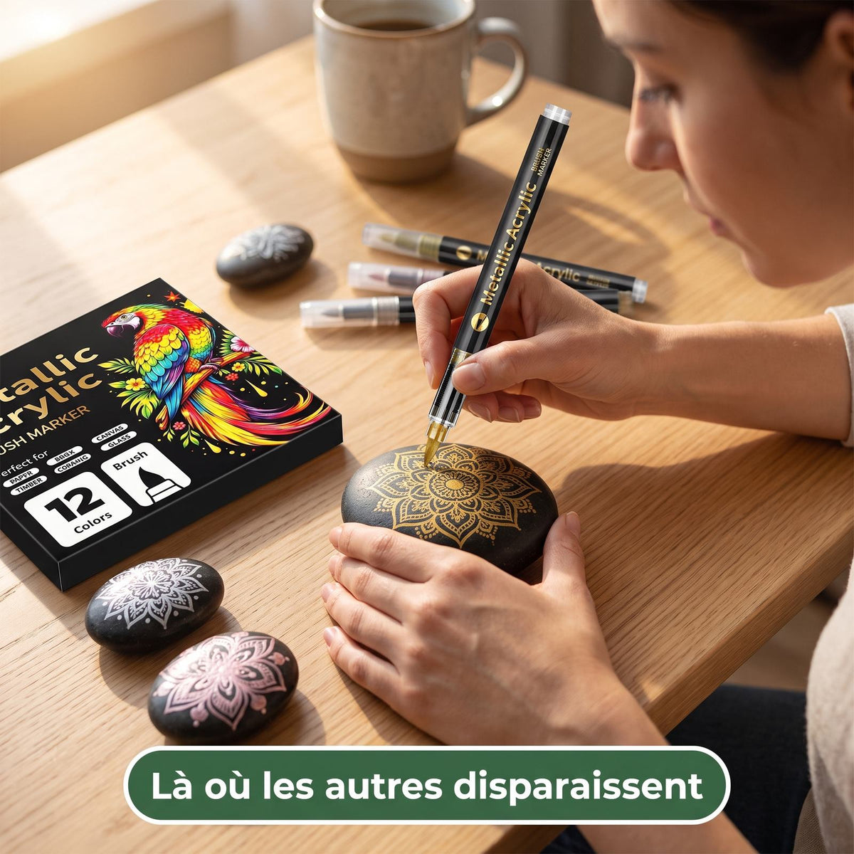 Un galet décoré d'un mandala doré au feutre NACRE